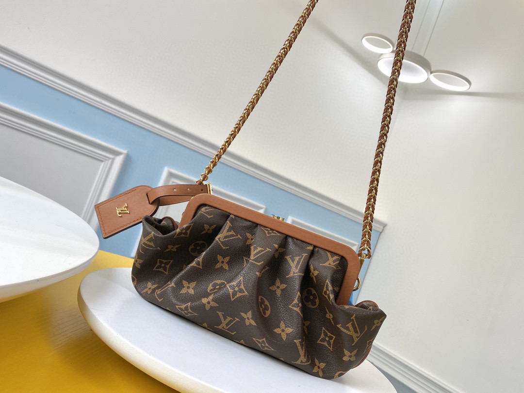Louis Vuitton 2020 여성용 루이비통 브르시코 이스트 웨스트 크로스백
