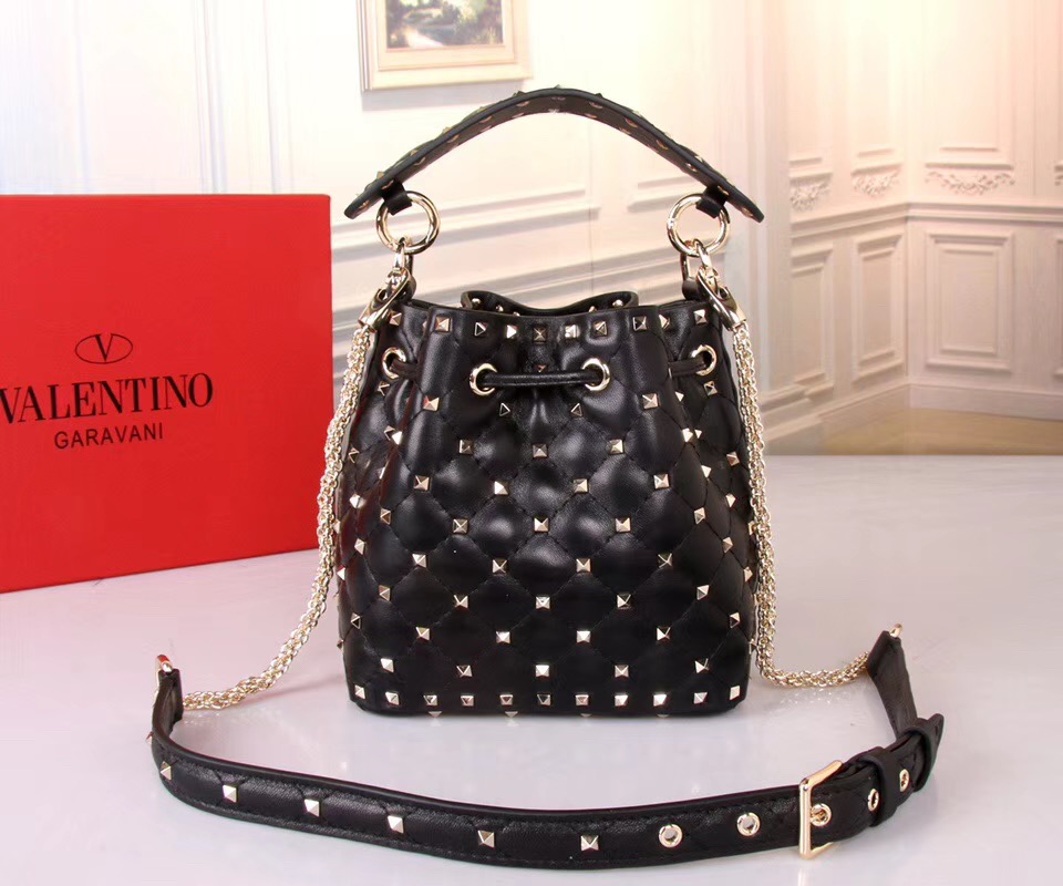발렌티노 스파이크 버킷백 GARAVANI ROCKSTUD SPIKE BAG V68000